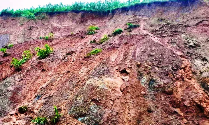 Quảng Nam: Mưa lớn kéo dài, nhiều tuyến đường giao thông trọng yếu bị chia cắt - Ảnh 2.