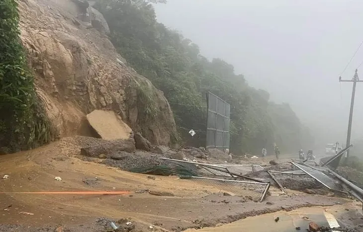 Phương án phân luồng giao thông, khắc phục sự cố sạt lở trên đèo Hải Vân - Ảnh 1. Phương án phân luồng giao thông, khắc phục sự cố sạt lở trên đèo Hải Vân - Ảnh 1.