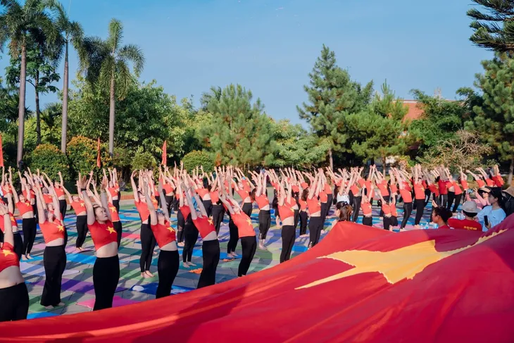 Gần 1.000 người tham gia giải thi đấu Yoga Hướng mặt trời lần 2 năm 2023 - Ảnh 1. Gần 1.000 người tham gia giải thi đấu Yoga Hướng mặt trời lần 2 năm 2023 - Ảnh 1.