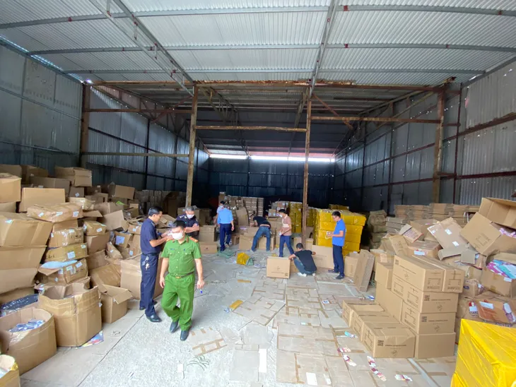 Phát hiện kho hơn 100.000 thuốc lá điện tử vi phạm, lớn nhất từ trước đến nay - Ảnh 1. Phát hiện kho hơn 100.000 thuốc lá điện tử vi phạm, lớn nhất từ trước đến nay - Ảnh 1.