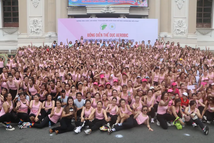 Hơn 700 bóng hồng đồng diễn Aerobic mừng Ngày Phụ nữ Việt Nam - Ảnh 6. Hơn 700 bóng hồng đồng diễn Aerobic mừng Ngày Phụ nữ Việt Nam - Ảnh 6.