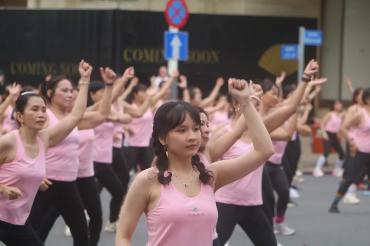 Hơn 700 bóng hồng đồng diễn Aerobic mừng Ngày Phụ nữ Việt Nam - Ảnh 5. Hơn 700 bóng hồng đồng diễn Aerobic mừng Ngày Phụ nữ Việt Nam - Ảnh 5.