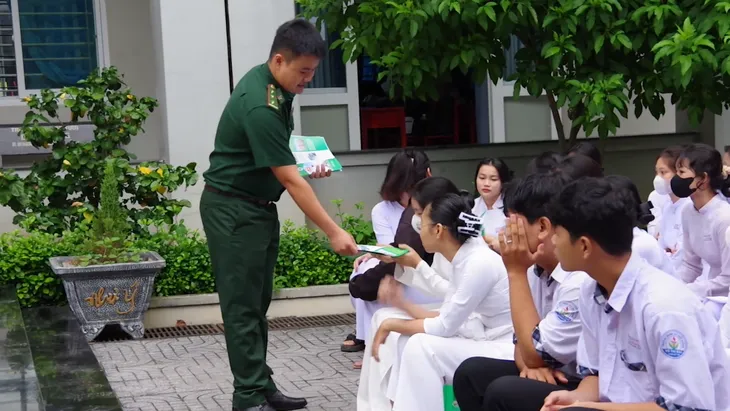 Tuyên truyền Luật Biên phòng Việt Nam đến học sinh - Ảnh 1. Tuyên truyền Luật Biên phòng Việt Nam đến học sinh - Ảnh 1.