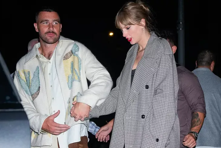 Selena Gomez lo lắng chuyện tình của Taylor Swift diễn biến quá nhanh - Ảnh 1. Selena Gomez lo lắng chuyện tình của Taylor Swift diễn biến quá nhanh - Ảnh 1.