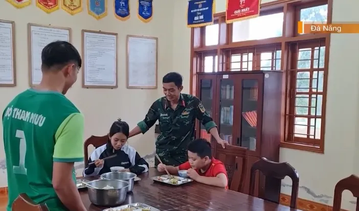 Cán bộ, chiến sĩ đội mưa, vượt lũ giúp dân - Ảnh 3. Cán bộ, chiến sĩ đội mưa, vượt lũ giúp dân - Ảnh 3.