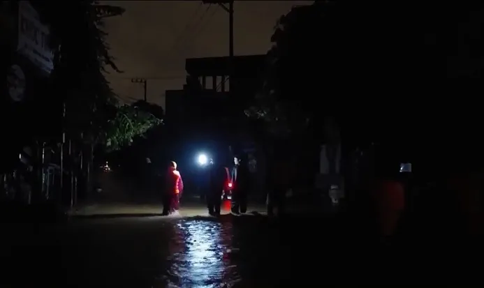 Cán bộ, chiến sĩ đội mưa, vượt lũ giúp dân - Ảnh 1. Cán bộ, chiến sĩ đội mưa, vượt lũ giúp dân - Ảnh 1.