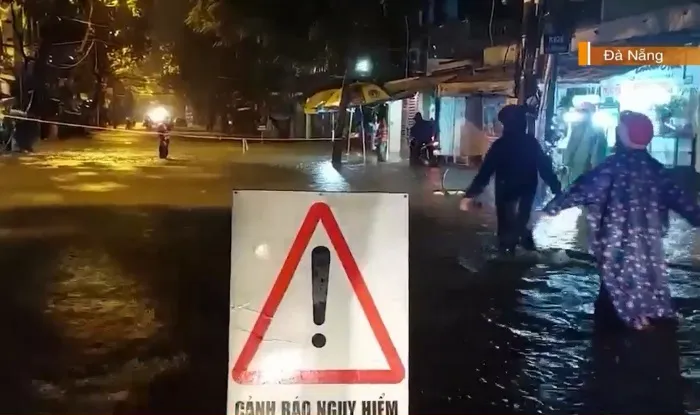 Cán bộ, chiến sĩ đội mưa, vượt lũ giúp dân - Ảnh 2. Cán bộ, chiến sĩ đội mưa, vượt lũ giúp dân - Ảnh 2.