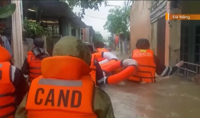 Cán bộ, chiến sĩ đội mưa, vượt lũ giúp dân - Ảnh 4. Cán bộ, chiến sĩ đội mưa, vượt lũ giúp dân - Ảnh 4.