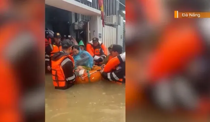 Cán bộ, chiến sĩ đội mưa, vượt lũ giúp dân - Ảnh 5. Cán bộ, chiến sĩ đội mưa, vượt lũ giúp dân - Ảnh 5.