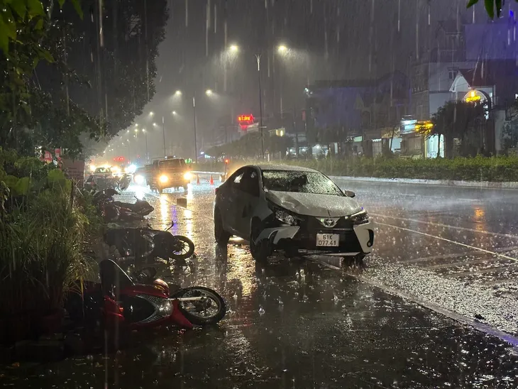 Tạm giữ tài xế ô tô gây tai nạn khiến một người tử vong - Ảnh 3. Tạm giữ tài xế ô tô gây tai nạn khiến một người tử vong - Ảnh 3.
