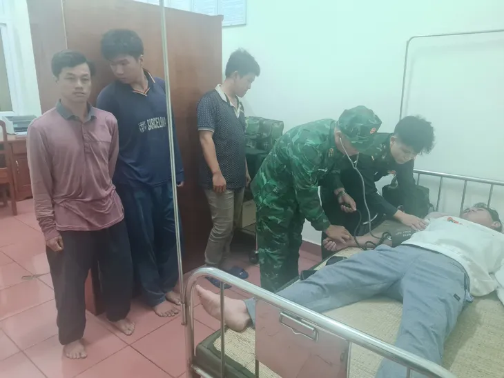 Cứu thành công 10 ngư dân trên tàu cá, gặp nạn khi vào nơi tránh trú - Ảnh 3. Cứu thành công 10 ngư dân trên tàu cá, gặp nạn khi vào nơi tránh trú - Ảnh 3.