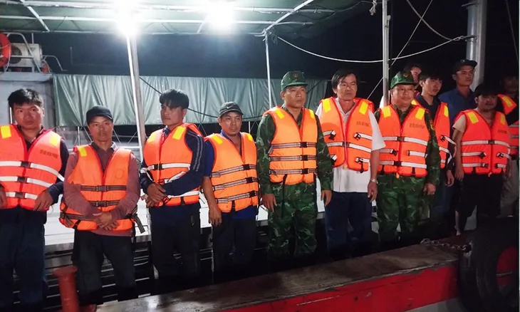 Cứu thành công 10 ngư dân trên tàu cá, gặp nạn khi vào nơi tránh trú - Ảnh 1. Cứu thành công 10 ngư dân trên tàu cá, gặp nạn khi vào nơi tránh trú - Ảnh 1.