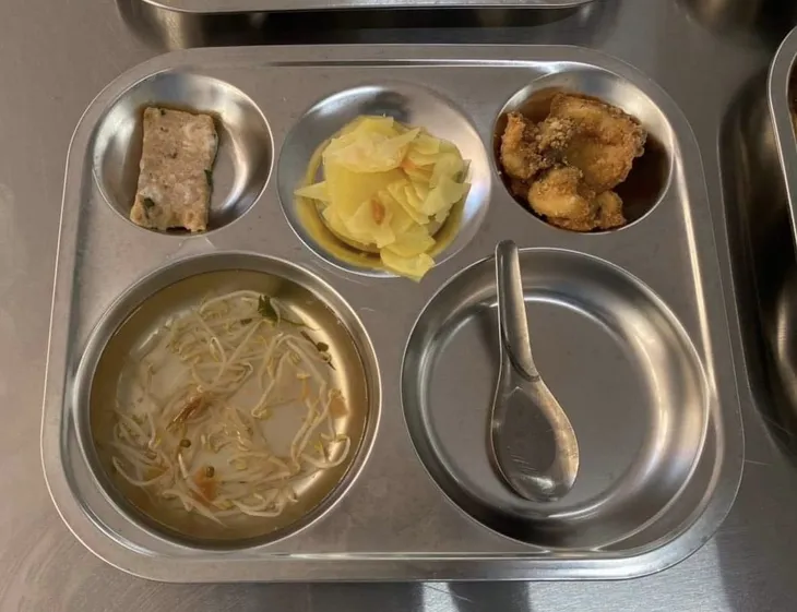 Trường Yên Nghĩa giải trình về suất ăn, phụ huynh không chấp nhận lời xin lỗi - Ảnh 6.