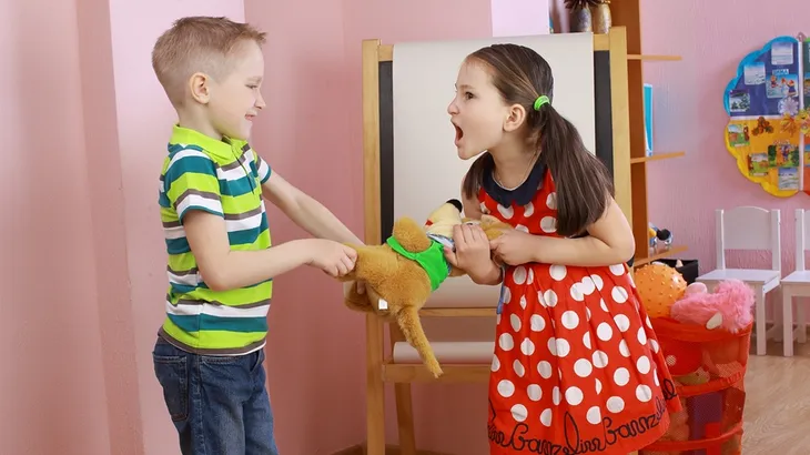 Sai lầm cha mẹ thường mắc khi dạy con khiến trẻ ích kỷ - Ảnh 2. Sai lầm cha mẹ thường mắc khi dạy con khiến trẻ ích kỷ - Ảnh 2.