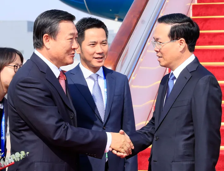 Chủ tịch nước Võ Văn Thưởng đến Bắc Kinh, bắt đầu tham dự Diễn đàn cấp cao “Vành đai và Con đường” lần thứ ba - Ảnh 1. Chủ tịch nước Võ Văn Thưởng đến Bắc Kinh, bắt đầu tham dự Diễn đàn cấp cao “Vành đai và Con đường” lần thứ ba - Ảnh 1.