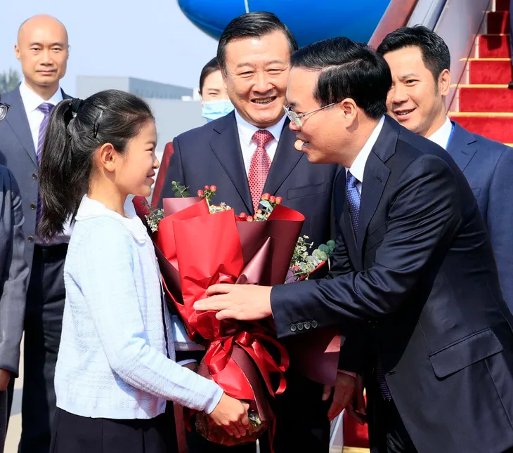 Chủ tịch nước Võ Văn Thưởng đến Bắc Kinh, bắt đầu tham dự Diễn đàn cấp cao “Vành đai và Con đường” lần thứ ba - Ảnh 2. Chủ tịch nước Võ Văn Thưởng đến Bắc Kinh, bắt đầu tham dự Diễn đàn cấp cao “Vành đai và Con đường” lần thứ ba - Ảnh 2.