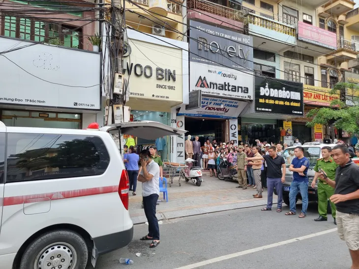 Cô gái bị đâm nhiều nhát tử vong tại cửa hàng quần áo ở TP Bắc Ninh - Ảnh 1. Cô gái bị đâm nhiều nhát tử vong tại cửa hàng quần áo ở TP Bắc Ninh - Ảnh 1.
