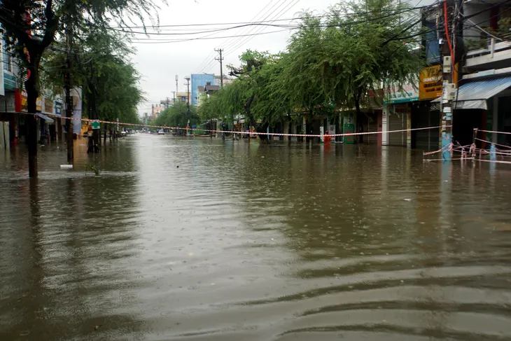 Áp thấp nhiệt đới gần bờ có thể mạnh lên thành bão - Ảnh 2. Áp thấp nhiệt đới gần bờ có thể mạnh lên thành bão - Ảnh 2.