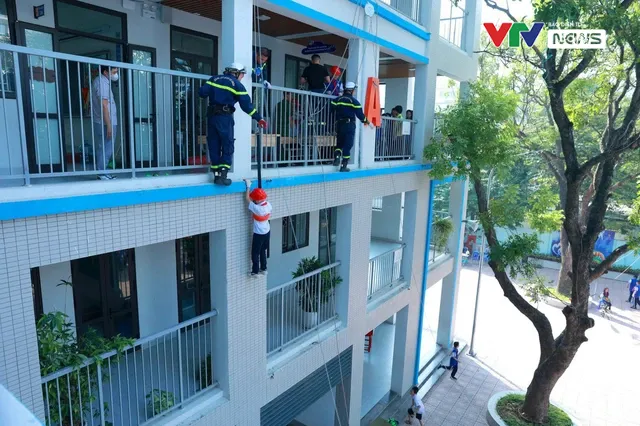 Hơn 1000 học sinh Thủ đô thực hành kĩ năng phòng cháy, chữa cháy tại trường học - Ảnh 3. Hơn 1000 học sinh Thủ đô thực hành kĩ năng phòng cháy, chữa cháy tại trường học - Ảnh 3.