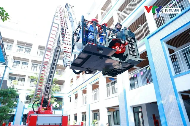 Hơn 1000 học sinh Thủ đô thực hành kĩ năng phòng cháy, chữa cháy tại trường học - Ảnh 1. Hơn 1000 học sinh Thủ đô thực hành kĩ năng phòng cháy, chữa cháy tại trường học - Ảnh 1.