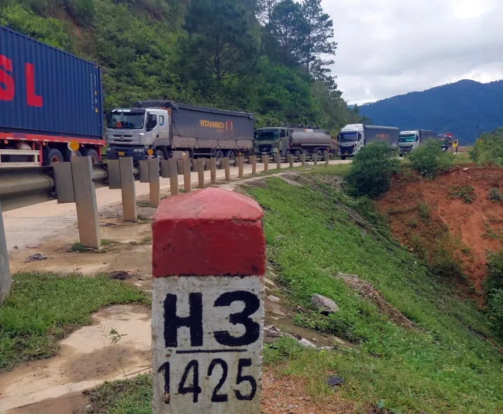 Đã thông xe trên đèo Lò Xo sau sạt lở - Ảnh 2. Đã thông xe trên đèo Lò Xo sau sạt lở - Ảnh 2.
