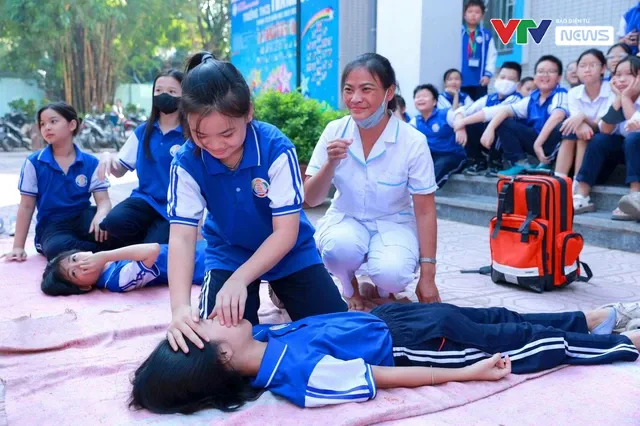 Hơn 1000 học sinh Thủ đô thực hành kĩ năng phòng cháy, chữa cháy tại trường học - Ảnh 4. Hơn 1000 học sinh Thủ đô thực hành kĩ năng phòng cháy, chữa cháy tại trường học - Ảnh 4.