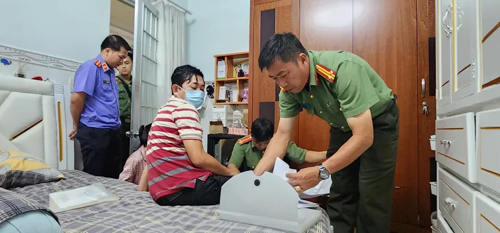 Bắt giam chủ tàu và thuyền trưởng tổ chức, môi giới cho người khác xuất cảnh trái phép - Ảnh 2. Bắt giam chủ tàu và thuyền trưởng tổ chức, môi giới cho người khác xuất cảnh trái phép - Ảnh 2.
