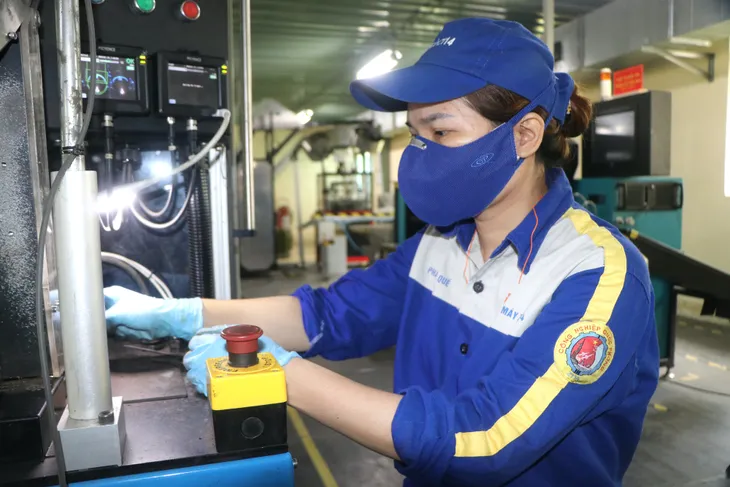 Những bóng hồng giỏi giang trong nhà máy chuyên sản xuất vũ khí, đạn dược - Ảnh 2. Những bóng hồng giỏi giang trong nhà máy chuyên sản xuất vũ khí, đạn dược - Ảnh 2.