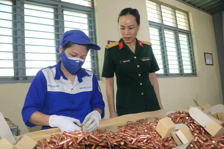 Những bóng hồng giỏi giang trong nhà máy chuyên sản xuất vũ khí, đạn dược - Ảnh 4. Những bóng hồng giỏi giang trong nhà máy chuyên sản xuất vũ khí, đạn dược - Ảnh 4.