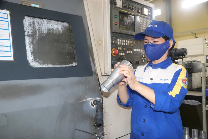 Những bóng hồng giỏi giang trong nhà máy chuyên sản xuất vũ khí, đạn dược - Ảnh 5. Những bóng hồng giỏi giang trong nhà máy chuyên sản xuất vũ khí, đạn dược - Ảnh 5.