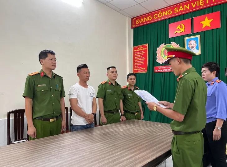 Nữ hoàng nội y Ngọc Trinh bị bắt - Ảnh 4. Nữ hoàng nội y Ngọc Trinh bị bắt - Ảnh 4.