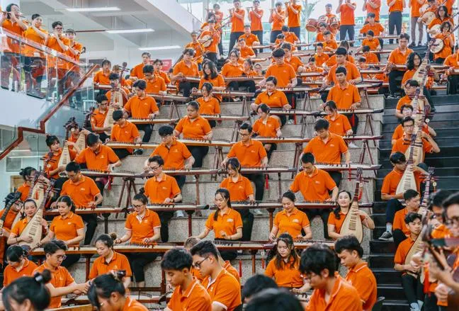 Xác lập kỷ lục Việt Nam cho MV hoà tấu nhạc cụ truyền thống đông nhất - Ảnh 1. Xác lập kỷ lục Việt Nam cho MV hoà tấu nhạc cụ truyền thống đông nhất - Ảnh 1.