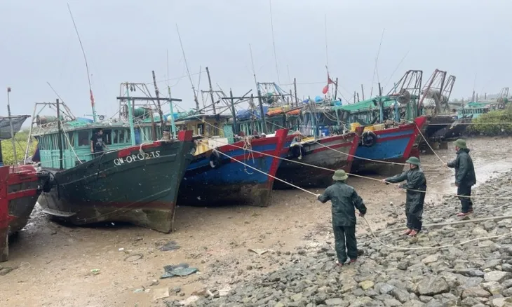 Ứng phó với bão số 5: Quảng Ninh tạm ngừng cấp phép cho các phương tiện thủy ra khơi - Ảnh 1.