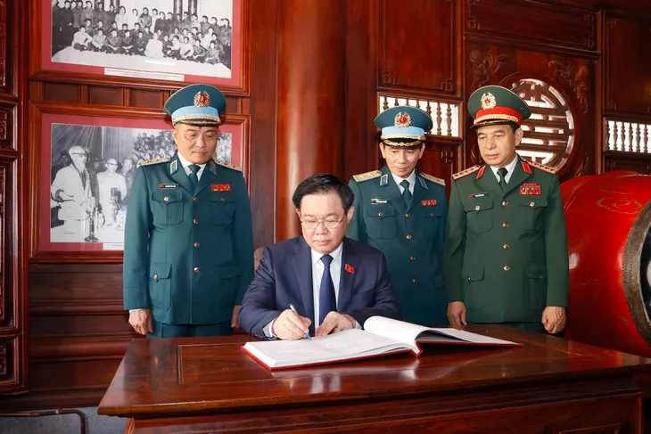 Lễ kỷ niệm 60 năm ngày truyền thống Quân chủng Phòng không - Không quân - Ảnh 4. Lễ kỷ niệm 60 năm ngày truyền thống Quân chủng Phòng không - Không quân - Ảnh 4.