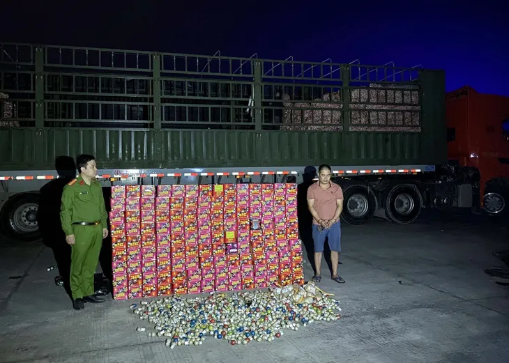 Liên tiếp phát hiện hai vụ vận chuyển pháo nổ số lượng lớn - Ảnh 1. Liên tiếp phát hiện hai vụ vận chuyển pháo nổ số lượng lớn - Ảnh 1.