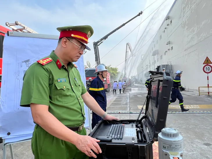 Robot và nhiều thiết bị hiện đại được Công an Hà Nội dùng chữa cháy nhà máy - Ảnh 5. Robot và nhiều thiết bị hiện đại được Công an Hà Nội dùng chữa cháy nhà máy - Ảnh 5.