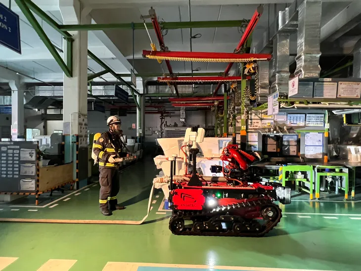 Robot và nhiều thiết bị hiện đại được Công an Hà Nội dùng chữa cháy nhà máy - Ảnh 7. Robot và nhiều thiết bị hiện đại được Công an Hà Nội dùng chữa cháy nhà máy - Ảnh 7.