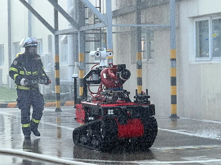 Robot và nhiều thiết bị hiện đại được Công an Hà Nội dùng chữa cháy nhà máy - Ảnh 3. Robot và nhiều thiết bị hiện đại được Công an Hà Nội dùng chữa cháy nhà máy - Ảnh 3.