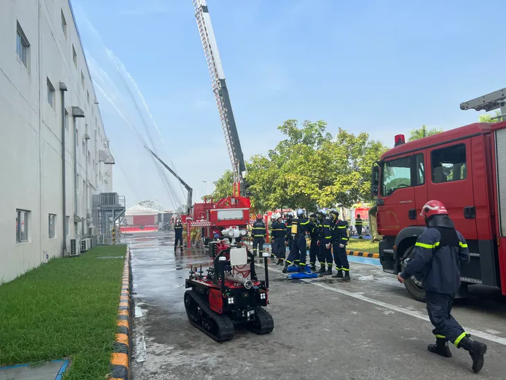 Robot và nhiều thiết bị hiện đại được Công an Hà Nội dùng chữa cháy nhà máy - Ảnh 4. Robot và nhiều thiết bị hiện đại được Công an Hà Nội dùng chữa cháy nhà máy - Ảnh 4.