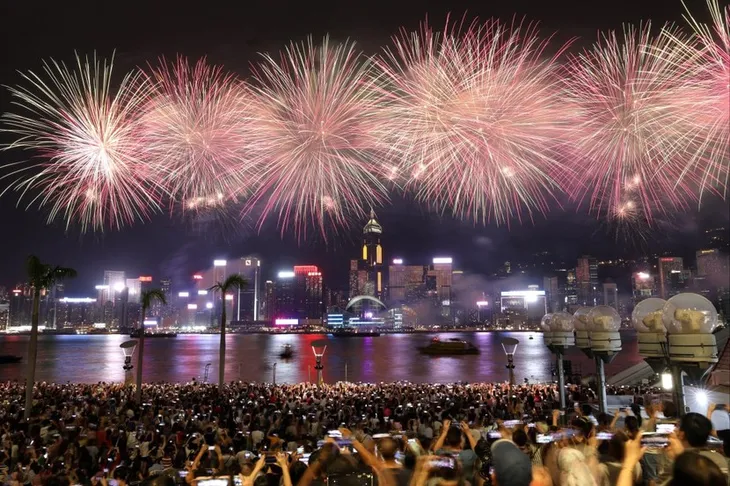 Hong Kong (Trung Quốc) bắn pháo hoa mừng Quốc khánh - Ảnh 4. Hong Kong (Trung Quốc) bắn pháo hoa mừng Quốc khánh - Ảnh 4.