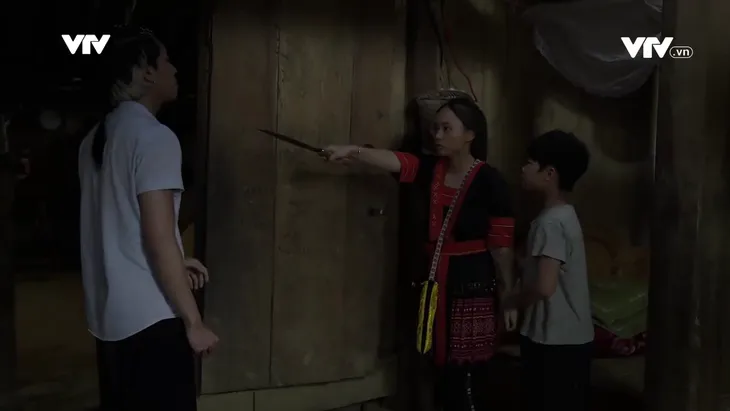 Cuộc chiến không giới tuyến - Tập 15: Trai bản đọc kỹ Luật Hôn nhân & Gia đình mới đi tỏ tình nhưng vẫn thất bại - Ảnh 3.