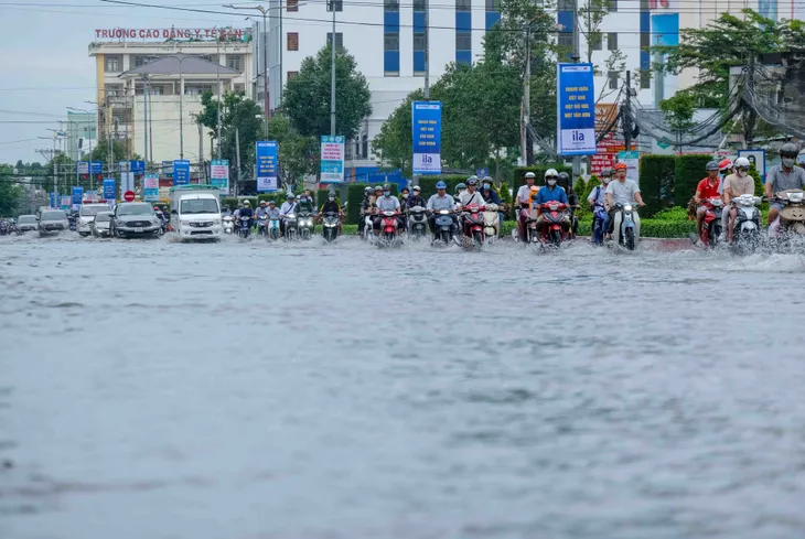 Triều cường, mưa lớn làm ảnh hưởng cuộc sống - Ảnh 2. Triều cường, mưa lớn làm ảnh hưởng cuộc sống - Ảnh 2.