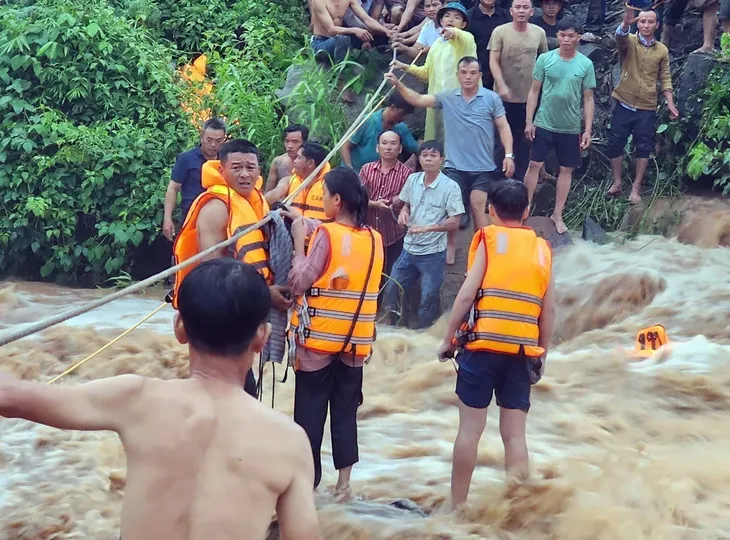 Giải cứu 4 em nhỏ bị mắc kẹt giữa dòng suối dữ - Ảnh 2. Giải cứu 4 em nhỏ bị mắc kẹt giữa dòng suối dữ - Ảnh 2.