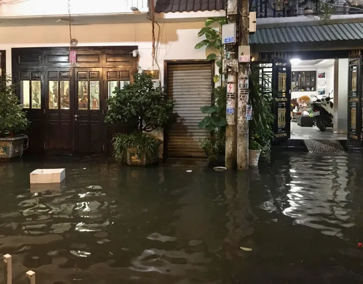 Triều cường, mưa lớn làm ảnh hưởng cuộc sống - Ảnh 4. Triều cường, mưa lớn làm ảnh hưởng cuộc sống - Ảnh 4.