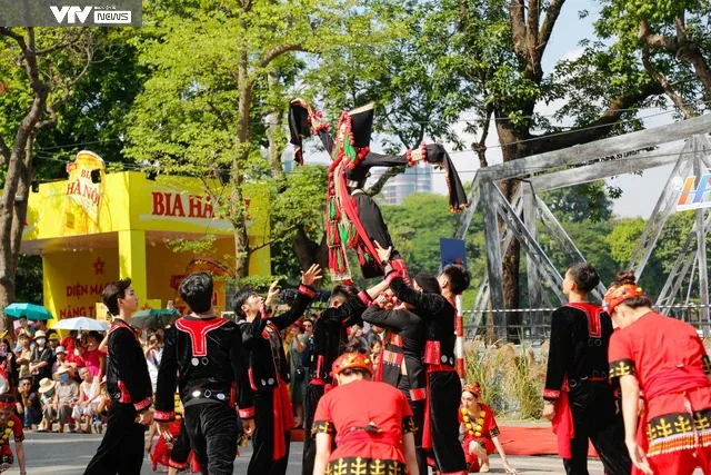 Vũ điệu trên mây mang hương sắc Tây Bắc đến thủ đô Hà Nội - Ảnh 3. Vũ điệu trên mây mang hương sắc Tây Bắc đến thủ đô Hà Nội - Ảnh 3.