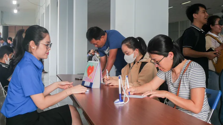 Ga Sài Gòn nhộn nhịp ngày đầu bán vé tàu Tết 2024 - Ảnh 2.
