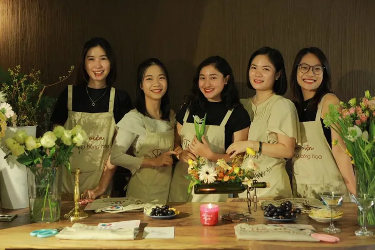 Tự tay cắm hoa với những workshop thủ công dịp 20/10 - Ảnh 4. Tự tay cắm hoa với những workshop thủ công dịp 20/10 - Ảnh 4.