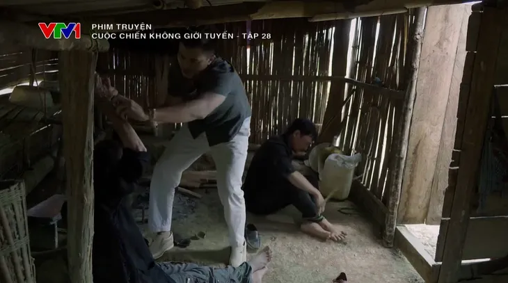 Cuộc chiến không giới tuyến - Tập 28: Chà khóc ngất khi bị Đoàn ép đi vận chuyển ma túy - Ảnh 4. Cuộc chiến không giới tuyến - Tập 28: Chà khóc ngất khi bị Đoàn ép đi vận chuyển ma túy - Ảnh 4.