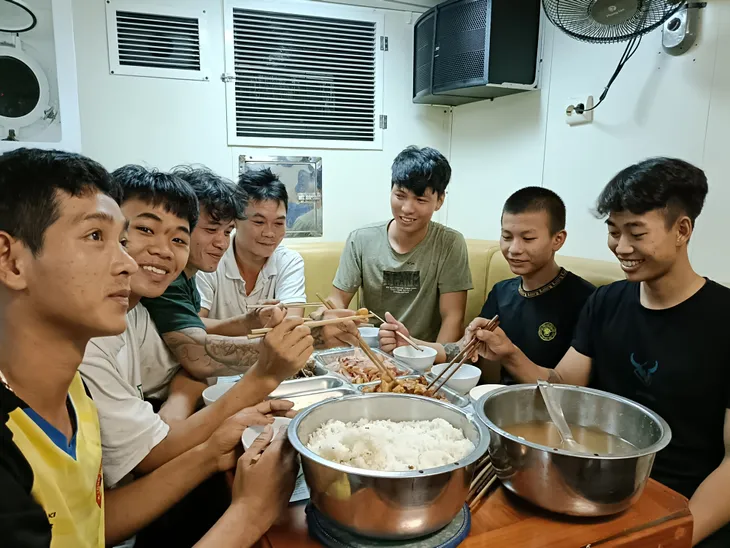 Tàu 467 Hải quân sẽ bàn giao 83 ngư dân gặp nạn trên biển chiều 20/10 - Ảnh 1. Tàu 467 Hải quân sẽ bàn giao 83 ngư dân gặp nạn trên biển chiều 20/10 - Ảnh 1.