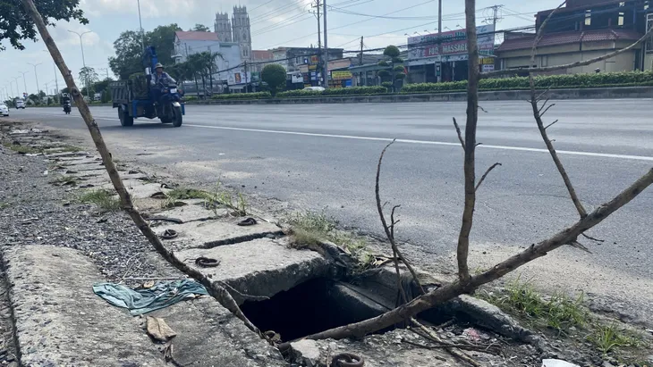 Nhiều nắp cống thoát nước 2 bên quốc lộ 51 bị mất gây nguy hiềm cho người dân - Ảnh 4.